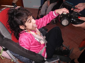Luana is also pointing to identify the hairdryer. 