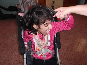 Luana brushing her hair.